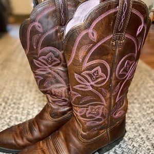 Ariat size 9B medium heritage western R-toe, pink stitching